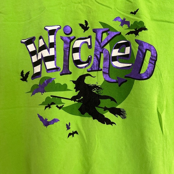 Womens Neon Green Flying Wicked Witch & Bats & T-Shirt - Picture 2 of 12